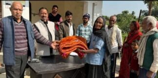 प्रधान बलवंत सिंह ने असहाय लोगों में बांटे कंबल
