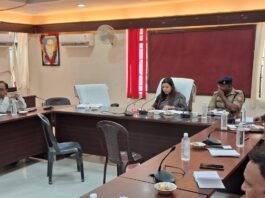 महिला कल्याण से संबंधित अधिकारियों के साथ राज्य महिला आयोग की सदस्य डॉ. प्रियंका मौर्या ने की समीक्षा बैठक