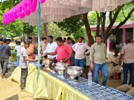 तृतीय बड़े मंगल पर आयोजित विशाल भंडारे में जुनेद अहमद पूर्व प्रधान ने पहुंचकर प्रसाद वितरित किया