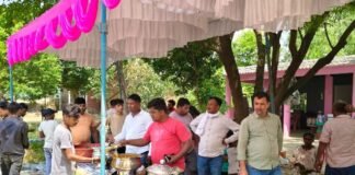 तृतीय बड़े मंगल पर आयोजित विशाल भंडारे में जुनेद अहमद पूर्व प्रधान ने पहुंचकर प्रसाद वितरित किया