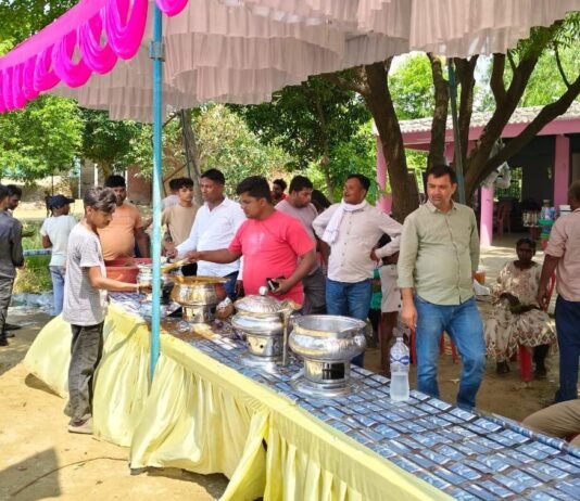 तृतीय बड़े मंगल पर आयोजित विशाल भंडारे में जुनेद अहमद पूर्व प्रधान ने पहुंचकर प्रसाद वितरित किया