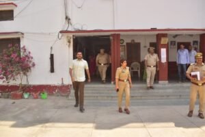 सुलतानपुर में उप निरीक्षक भर्ती परीक्षा केंद्रो पर कड़ा पहरा, डीएम कुमार हर्ष व एसपी चारु निगम ने केंद्रों का किया निरीक्षण 4 IMG 20260315 WA0015