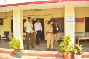 सुलतानपुर में उप निरीक्षक भर्ती परीक्षा केंद्रो पर कड़ा पहरा, डीएम कुमार हर्ष व एसपी चारु निगम ने केंद्रों का किया निरीक्षण 1 IMG 20260315 WA0016