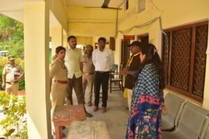 सुलतानपुर में उप निरीक्षक भर्ती परीक्षा केंद्रो पर कड़ा पहरा, डीएम कुमार हर्ष व एसपी चारु निगम ने केंद्रों का किया निरीक्षण 2 IMG 20260315 WA0019