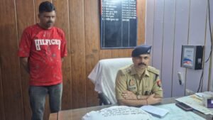 पोस्ट ऑफिस चौराहा के वैद्यनाथ एजेंसी का ताला तोड़कर लाखों की चोरी करने वाला शातिर चोर गिरफ्तार, नकदी व सामान बरामद 1 IMG 20260318 WA0066