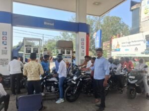 पेट्रोल-डीजल को लेकर प्रशासन सख्त, सभी तहसीलों में अधिकारियों का औचक निरीक्षण 4 motion photo 7067569969134210281