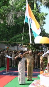 एसपी चारू निगम ने सुलतानपुर में किया ध्वजारोहण, शहीदों के बलिदान को किया नमन 3 IMG 20260815 WA0026