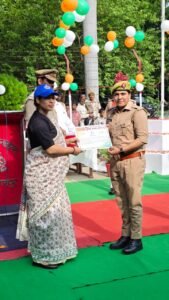 एसपी चारू निगम ने सुलतानपुर में किया ध्वजारोहण, शहीदों के बलिदान को किया नमन 6 IMG 20260815 WA0028