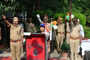 एसपी चारू निगम ने सुलतानपुर में किया ध्वजारोहण, शहीदों के बलिदान को किया नमन 7 IMG 20260815 WA0031