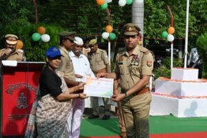 एसपी चारू निगम ने सुलतानपुर में किया ध्वजारोहण, शहीदों के बलिदान को किया नमन 4 IMG 20260815 WA0033