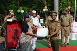 एसपी चारू निगम ने सुलतानपुर में किया ध्वजारोहण, शहीदों के बलिदान को किया नमन 5 IMG 20260815 WA00341