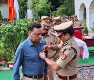 सुल्तानपुर में पूर्व में एसपी ऑफिस में तैनात रहे इंस्पेक्टर लिपिक जलाल अहमद को 80वें स्वतंत्रता दिवस पर राष्ट्रपति पदक से किया गया सम्मानित 3 IMG 20260815 WA0058