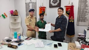 बेसहारा मानसिक रूप से अस्वस्थ व्यक्ति की मदद करने वाले पुलिसकर्मियों और नागरिकों को एसपी विनीत जायसवाल ने किया सम्मानित 2 IMG 20260904 WA0075